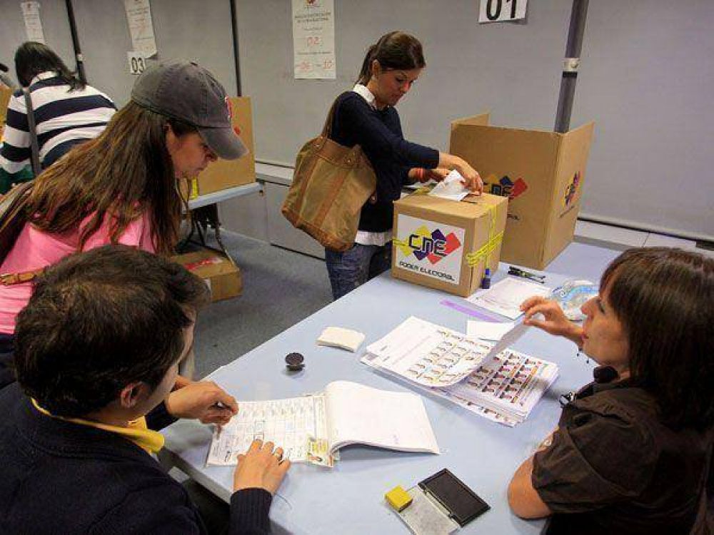 Los venezolanos van a las urnas preocupados por la salud de Ch�vez
