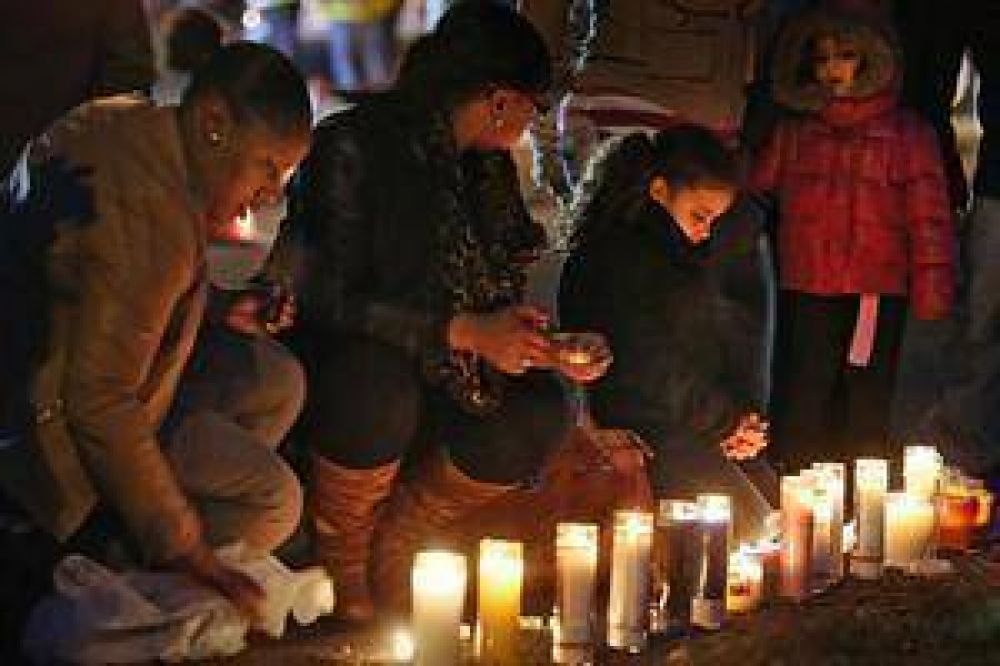 En shock, EE.UU. busca explicarse la masacre escolar