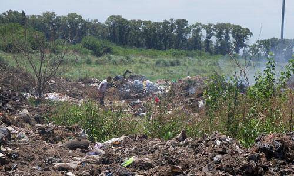 Una zona de Derqui que vive entre humo, basura y malos olores