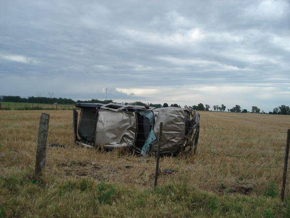 Una camioneta volc� en un camino rural, sus ocupantes resultaron heridos