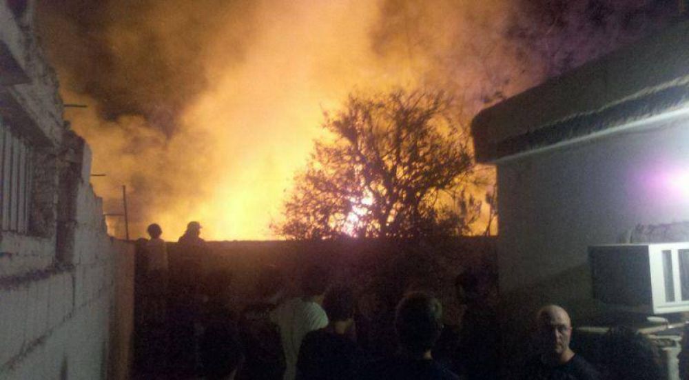 Voraz incendio en un dep�sito de materiales de construcci�n