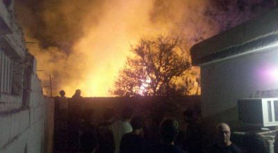 Voraz incendio en un dep�sito de materiales de construcci�n