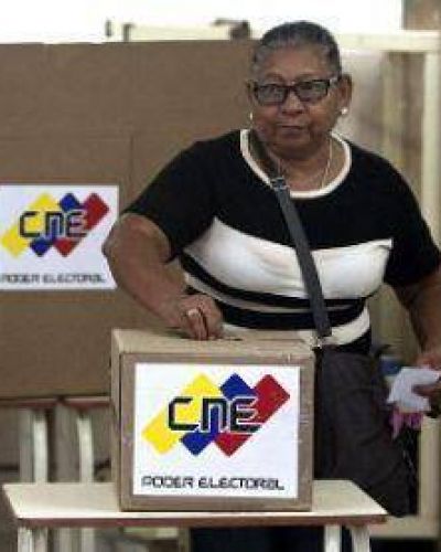 Los venezolanos eligen gobernadores