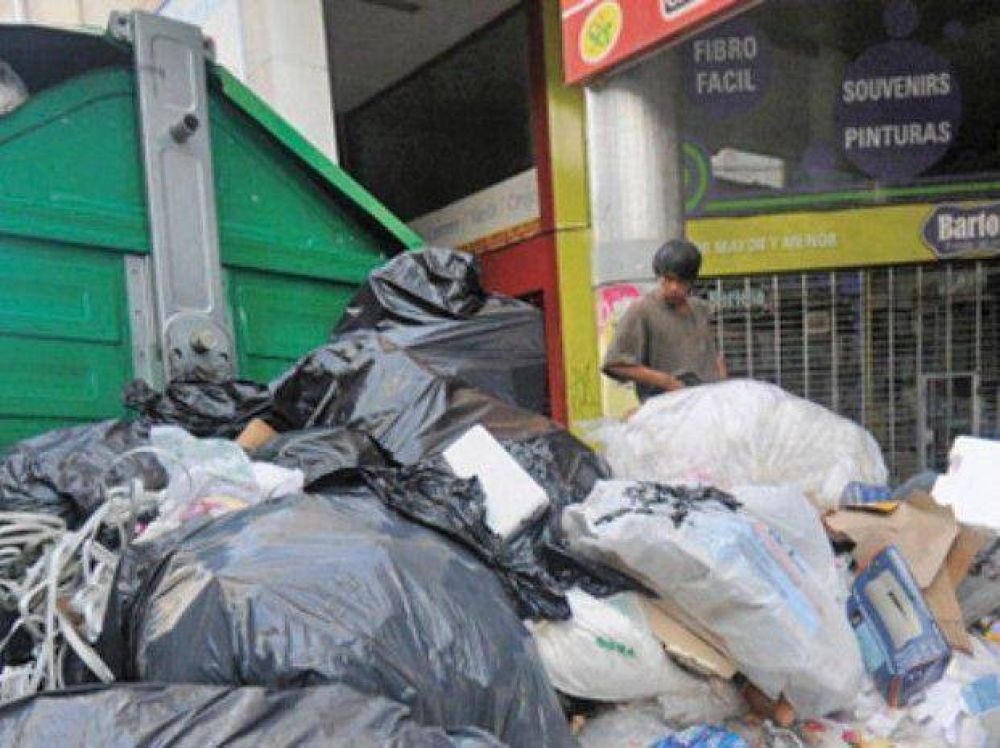 Desborde de basura en el centro de la ciudad y en varios barrios