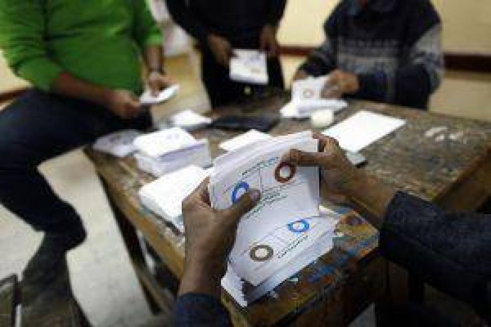 Egipto: gan� el "s�" constitucional por estrecho margen