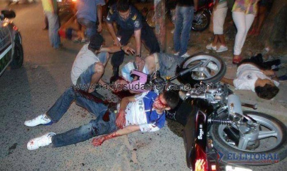Muri� un joven motociclista al chocar contra una camioneta estacionada