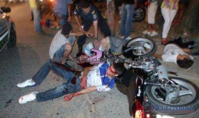 Muri� un joven motociclista al chocar contra una camioneta estacionada