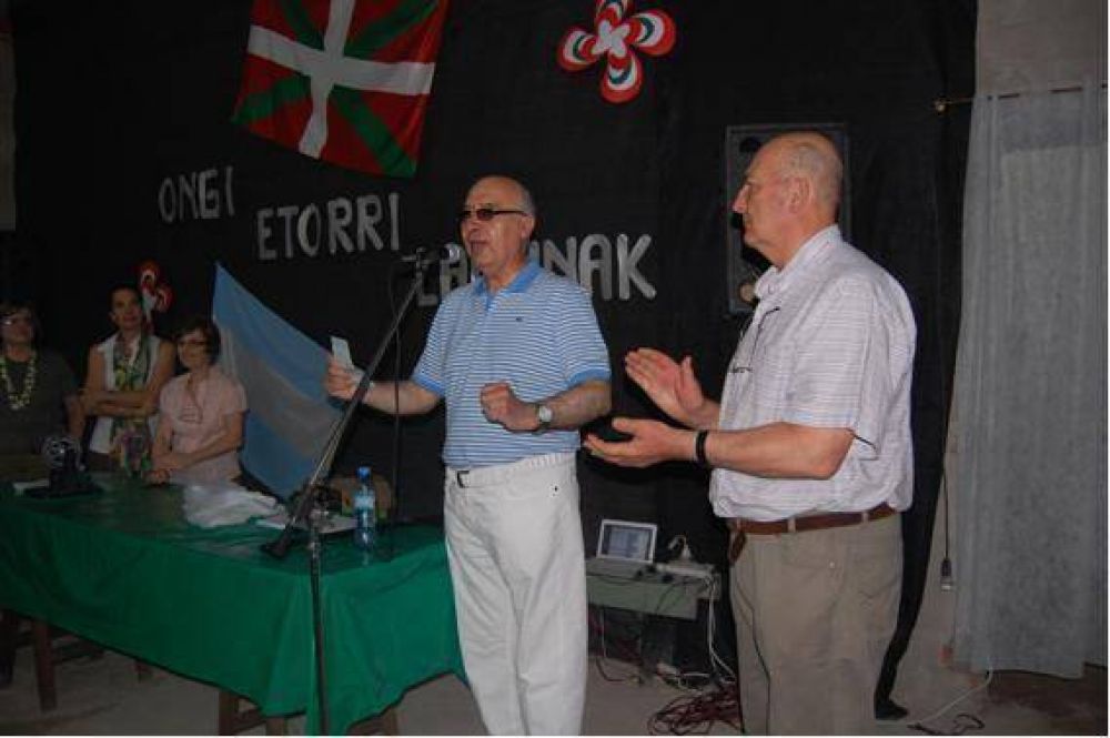 Gorosito entreg� $ 30.000 al Centro Vasco Itxaropen