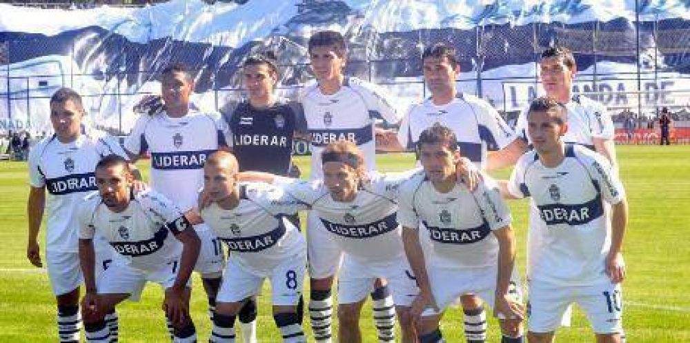 Comenz� b�rbaro, termin� no tan bien y sigue en carrera
