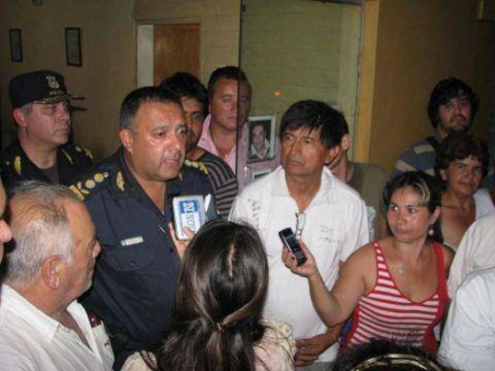 Asesinan a un joven paraguayo en Villa Ponzatti y los vecinos reclamaron frente a la Comisar�a zonal
