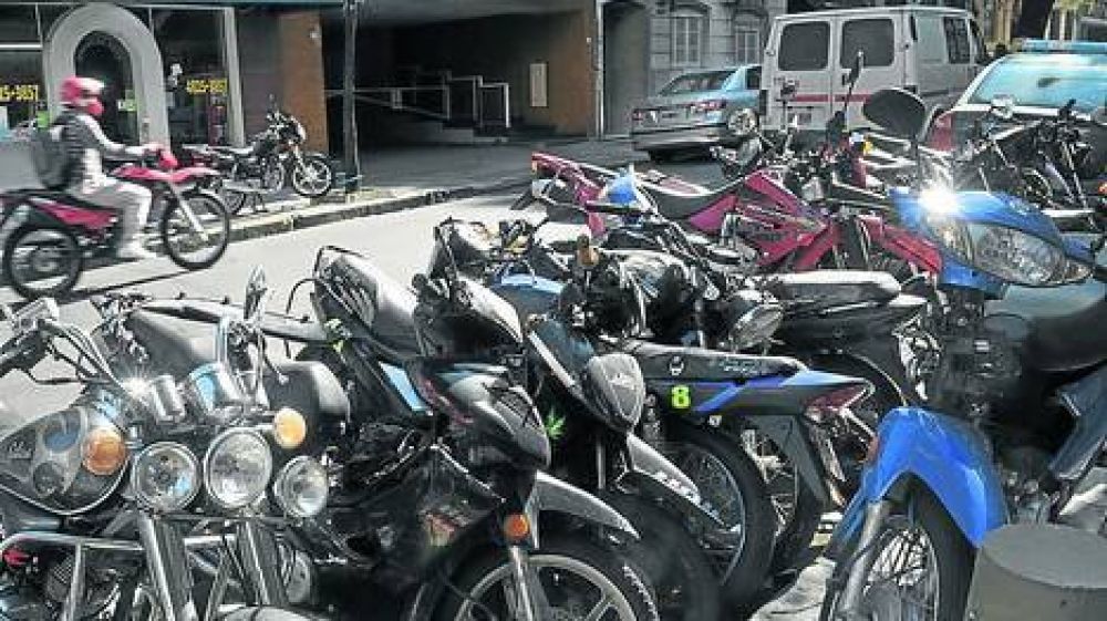 Motos: habilitan zonas para estacionar en el microcentro