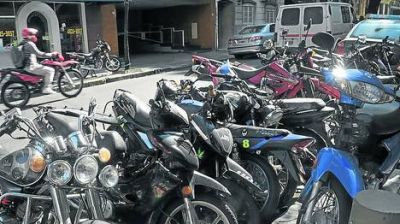 Motos: habilitan zonas para estacionar en el microcentro