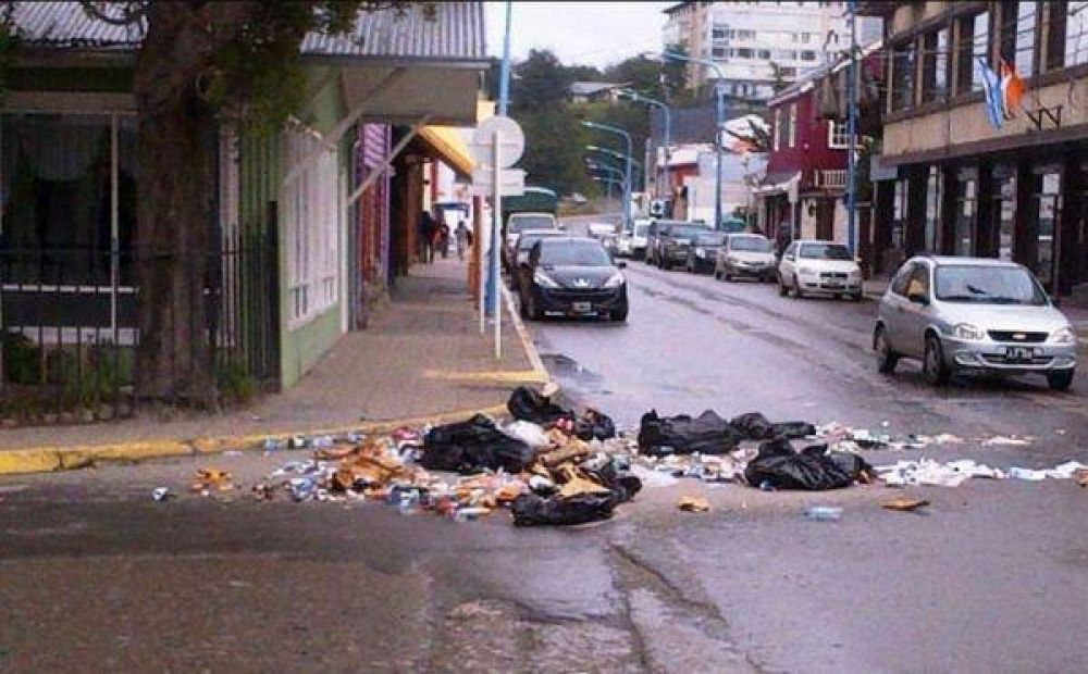 Acusan a Sciurano de estar detr�s de la aparici�n de basura tirada en las calles de Ushuaia