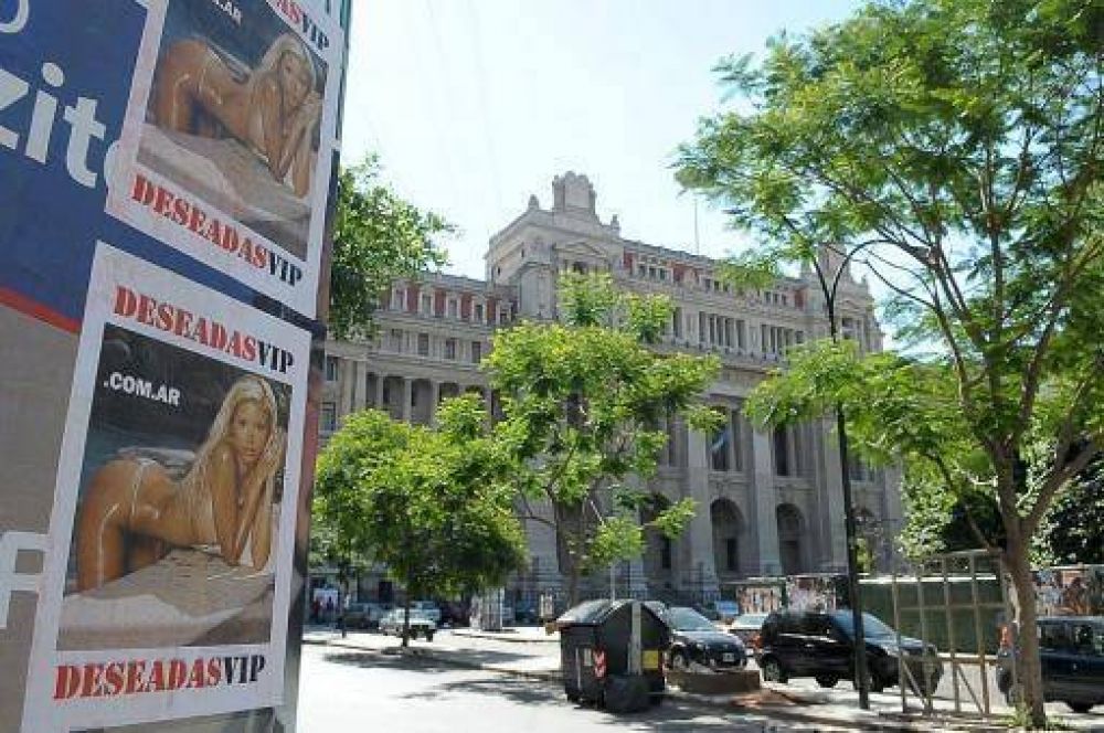 Exigen al gobierno porte�o terminar con los avisos de oferta sexual en la calle