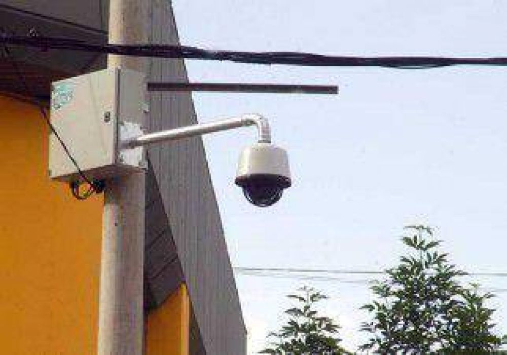 Vecinos cuestionan utilidad de c�maras de seguridad 