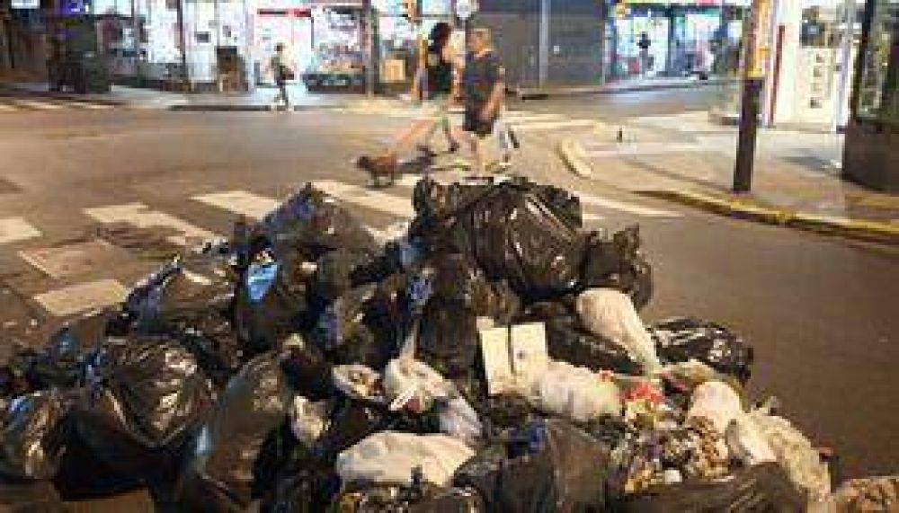 Basura y efluvios en el Microcentro porte�o