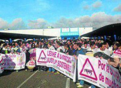 Espa�a: Ganaderos de Los Pedroches frenan el regalo de leche en Carrefour
