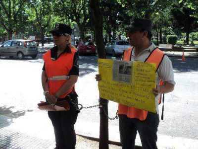 Polic�as levantaron la protesta frente al municipio