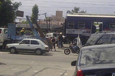 Accidente en la estaci�n Ramos Mej�a entre un tren y un auto