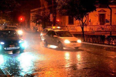 Una tenue lluvia trajo algo de alivio al agobiante calor