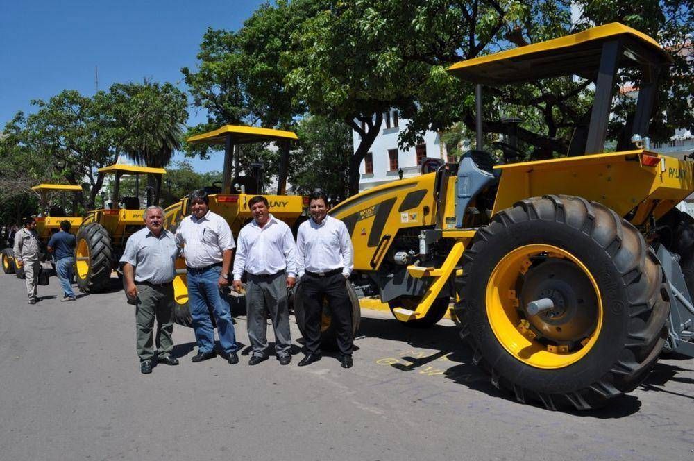 El Gobernador Zamora entreg� tractores