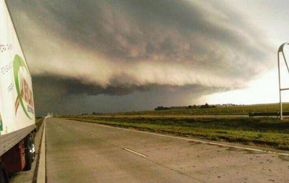 Un fuerte temporal de lluvia y viento azot� Marcos Ju�rez