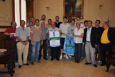 Colombi recibi� al plantel de Regatas y se qued� con las camisetas