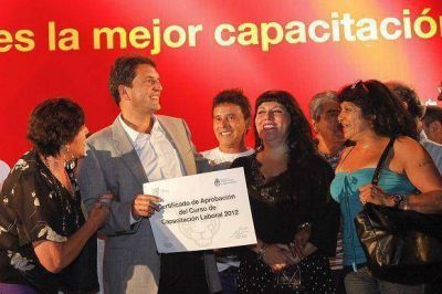 Massa entreg� certificados de capacitaci�n laboral en Tigre