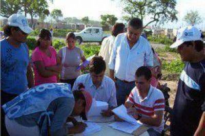 Entregaron 60 obleas a beneficiaros de "Un lote..."