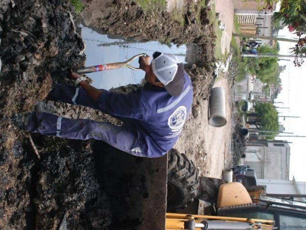 Destapan zanjas en barrio la Autopista