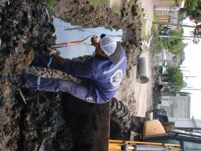 Destapan zanjas en barrio la Autopista