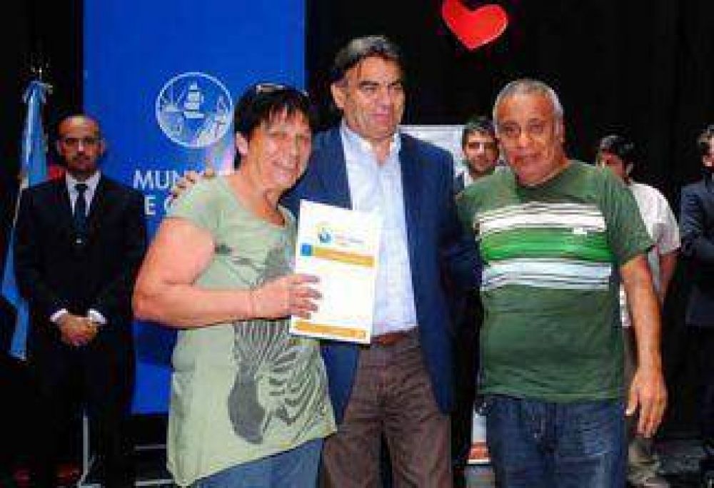 Provincia y Municipio entregaron 108 boletos de compra venta de La Paz y El Tala