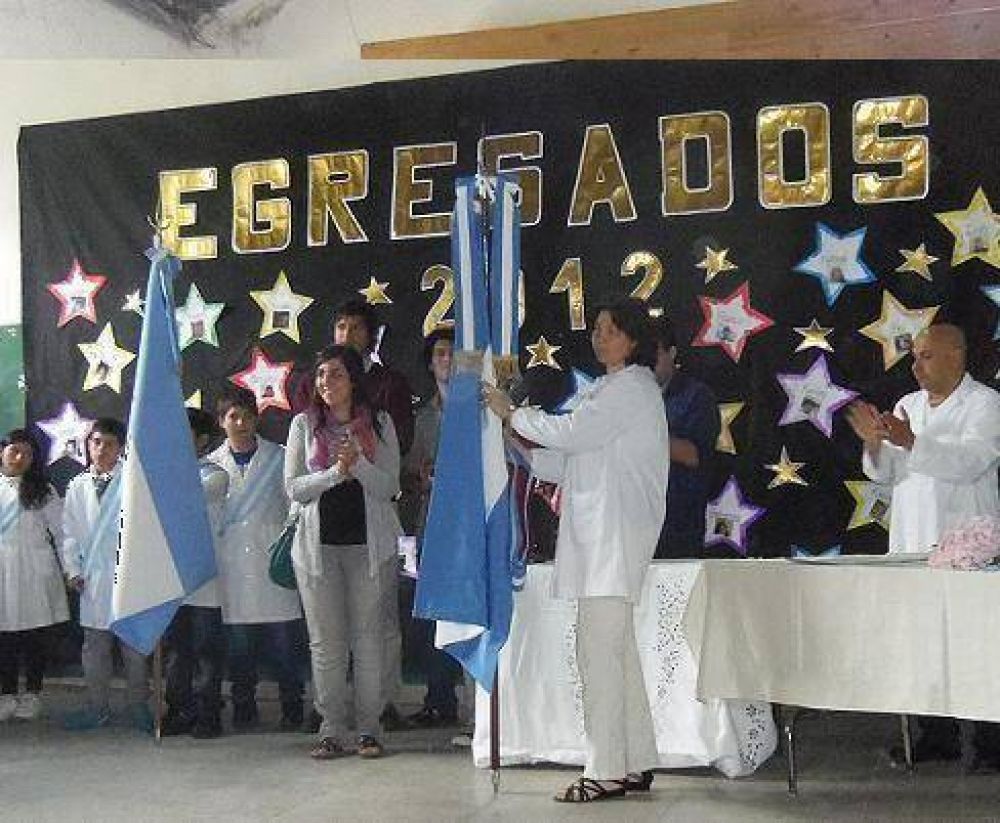 J�venes PRO donaron una bandera de ceremonia a escuela rural