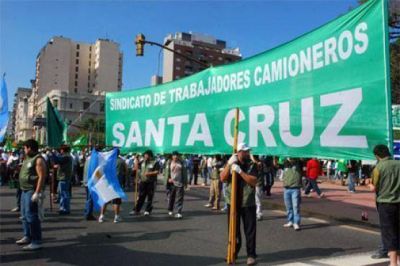 Unos 450 trabajadores viajan a la movilizaci�n de camioneros en Buenos Aires