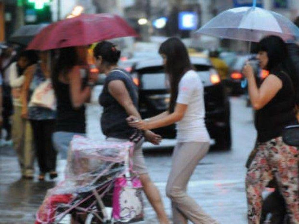 La lluvia no afloj� en toda la noche y se renov� el alerta meteorol�gico para Rosario y la regi�n