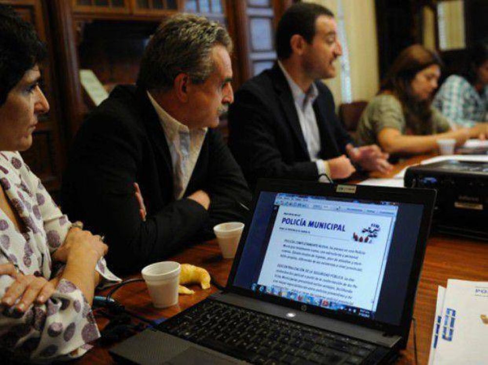 Legisladores kirchneristas quieren polic�as municipales en las calles