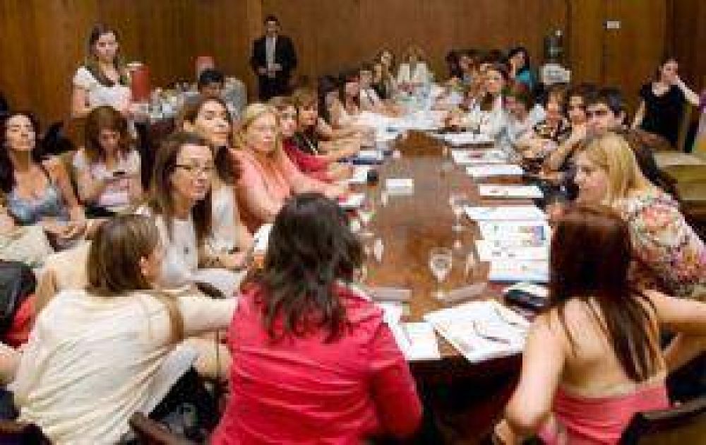 Crean l�nea gratuita 144 para v�ctimas de violencia de g�nero