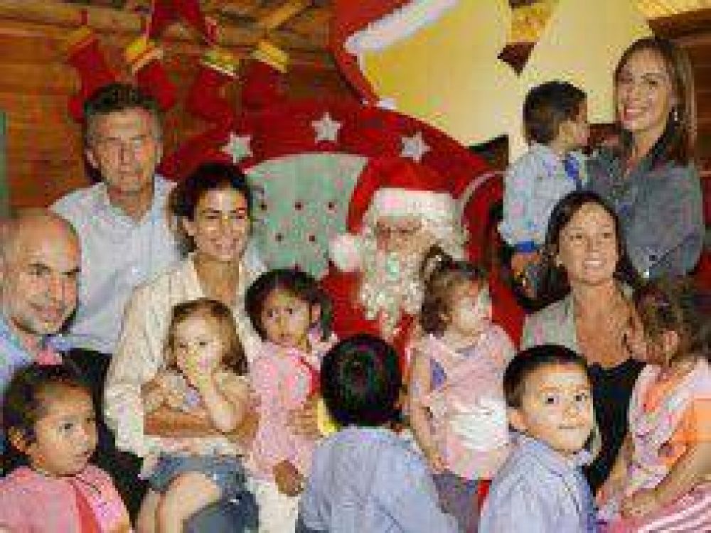 Mauricio Macri adelant� la Navidad y junto a Pap� Noel visit� a 500 ni�os