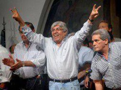 Moyano acus� a Scioli de actuar con "hipocres�a y falsedad" ante el kirchnerismo