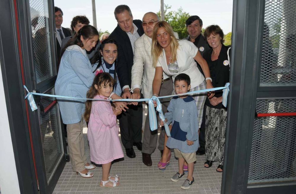 Fue inaugurado el Jard�n N� 909 con la presencia de Nora De Luc�a, ministra de Educaci�n de la provincia de Buenos Aires y Jaime Perczyk , viceministro de Educaci�n de la Naci�n