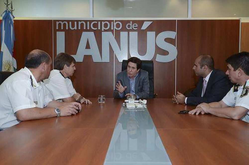 EL INTENDENTE DE LAN�S DARIO D�AZ P�REZ SE REUNI� CON LOS JEFES DE LA POLIC�A DEL DISTRITO