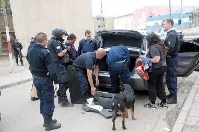 Corridas, golpizas, secuestro de munici�n de guerra y un detenido en las 1008