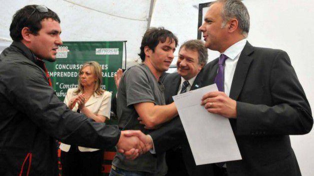 Buzzi y Yauhar entregaron 16 aportes no reembolsables a productores