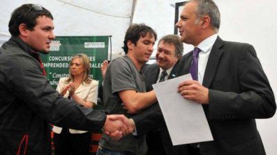 Buzzi y Yauhar entregaron 16 aportes no reembolsables a productores