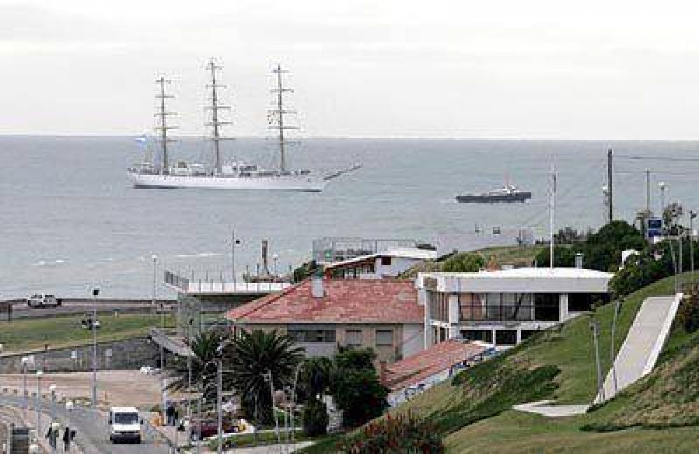 La fragata Libertad atracar el 9 de enero en Mar del Plata