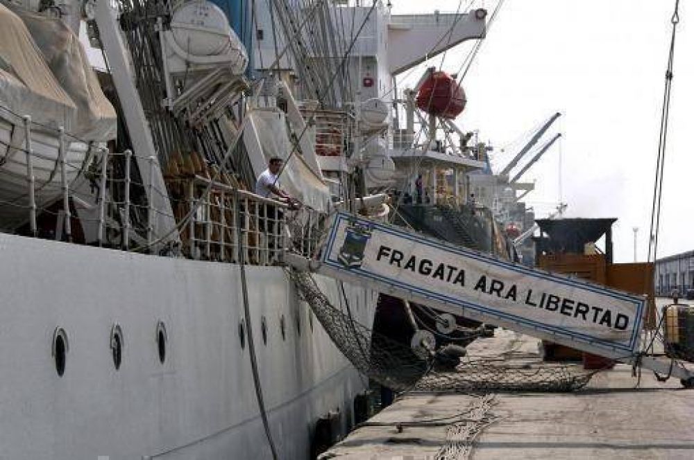 La Fragata Libertad atracar en Mar del Plata