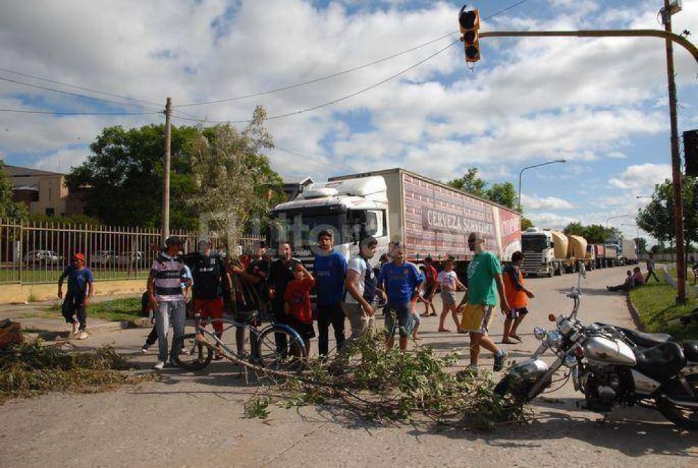 Por falta de energ�a vecinos cortaron varias arterias de la ciudad