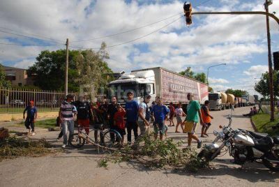 Por falta de energ�a vecinos cortaron varias arterias de la ciudad