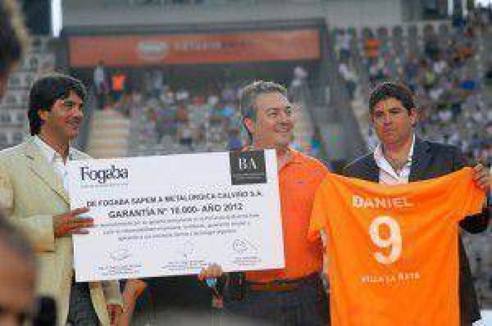 Ante 40 mil personas L�pez Mancinelli entreg� la garant�a 10 mil de Fogaba