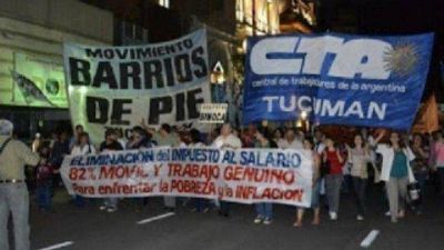 Gremios disidentes marchan a la plaza Independencia 
